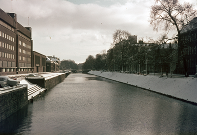 831813 Gezicht op de Stadsbuitengracht te Utrecht, vanaf de Catharijnebrug; links de Jaarbeursgebouwen (Vredenburg).
